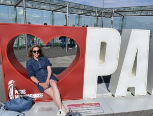 Woman loves Tour Montparnasse Paris